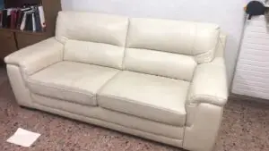 ספת עור לבנה אחרי ניקיון עיקש