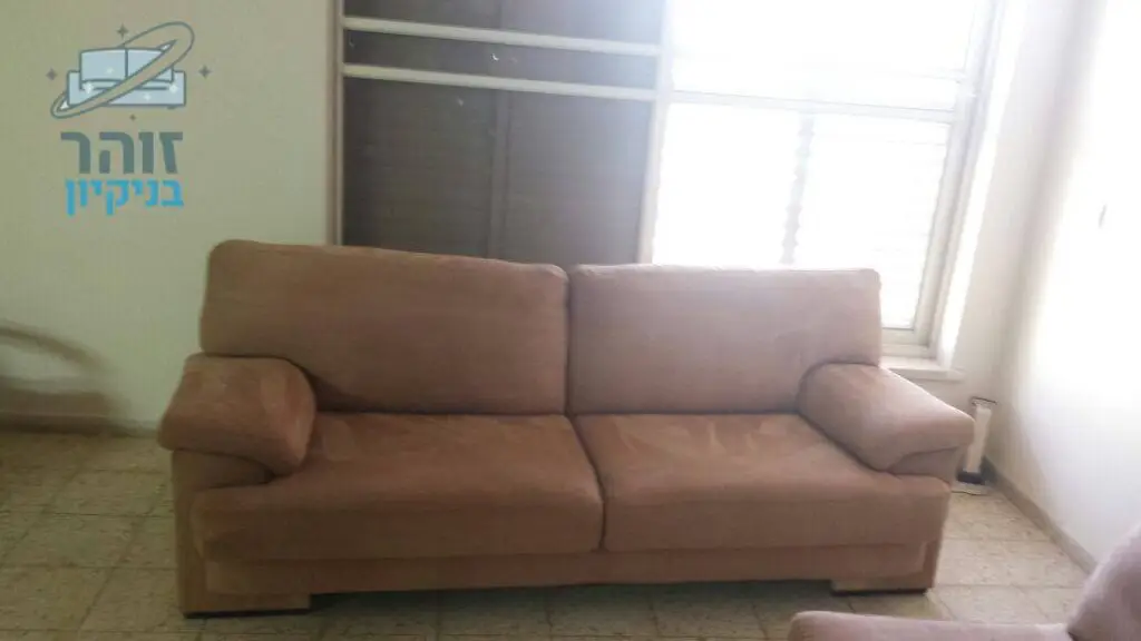 ניקוי נקודתי של כתמים קלים בספה בעזרת סודה לשתייה