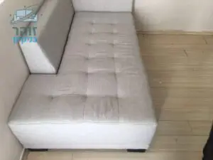 ניקוי ספות בדרום אחרי ביצוע ניקוי בספה ארוכה בצבע בהיר