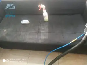 ביצוע ניקוי מאסיבי לספה מבד פשתן בבית בשכונת רובע הבנים בקרית גת