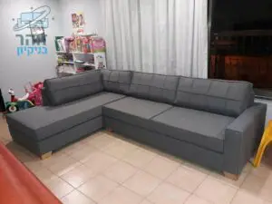 ספה מבד סינטטי לאחר ניקוי מאסיבי מכתמים של קפה ושתן בדירה בשכונת נאות רבין ביבנה