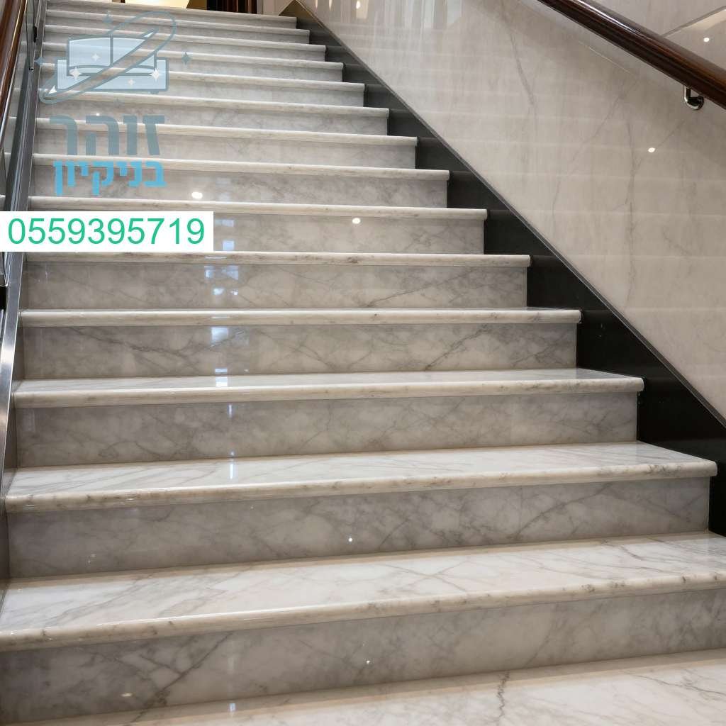 מדרגות שיש נוצצות בברק מושלם המעניקות מראה יוקרתי ونकी לכל חדר מדרגות