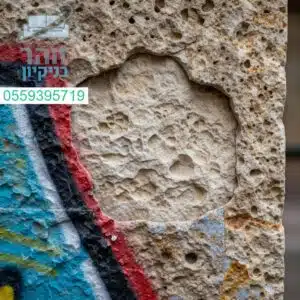 הסרת גרפיטי מקירות אבן – שחזור מראה נקי ומרהיב לחיפויים וקירות האבן שלכם